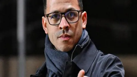 詹姆斯父子并肩战创辉煌 森林狼迎新赛季首胜